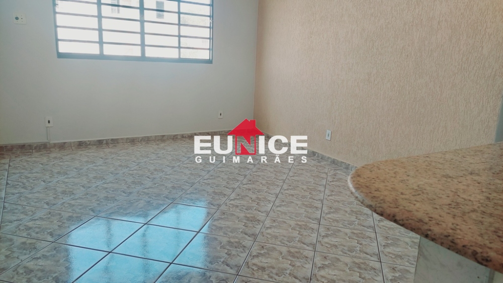 Apartamento Aluga próximo Unesp Veterinária ,Jardim Ipanema. R$ 1.100,00+ condomínio.